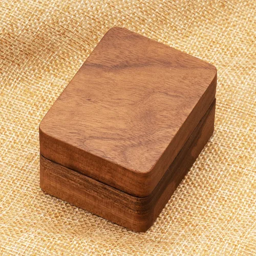 Vista 4 de Caja de almacenamiento para anillos de boda de madera de nogal, soporte sólido para anillo de 3 ranuras, ceremonia de boda, compromiso, cumpleaños
