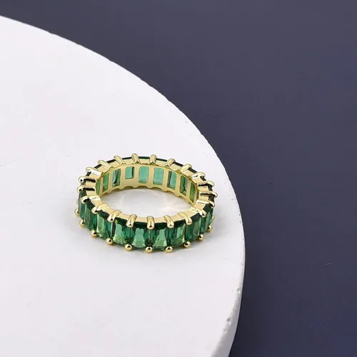 Vista 4 de Nossa Banda de esmeralda verde (5 quilates) chapada en oro de 18 quilates Anillo rectangular de eternidad de corte esmeralda CZ, Circonita, oro