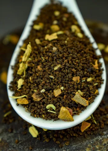 Vista 7 de NAHOM India's Mix Masala Chai Tea Hojas sueltas, mezcla de té negro, canela, cardamomo y pimienta negra té Masala especiado Chai Latte Traje 3.53