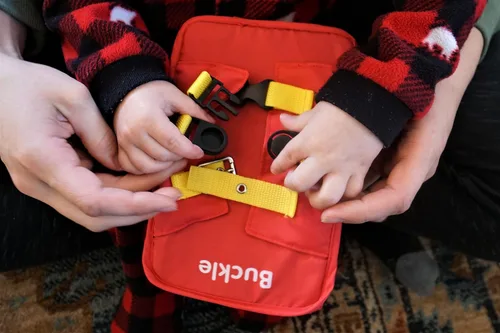 Vista 5 de Aprendiendo a vestir tablero ocupado, juguete Montessori de motricidad fina para niños pequeños