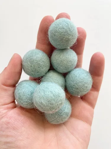 Vista 3 de 2.5 cm Handmade Felt Balls - Wholesale Bulk Quantity: 50 - Ombre Gradient Colors: French Blue, Dutch Blue, Baby Blue, White - 100% Wool Poms for