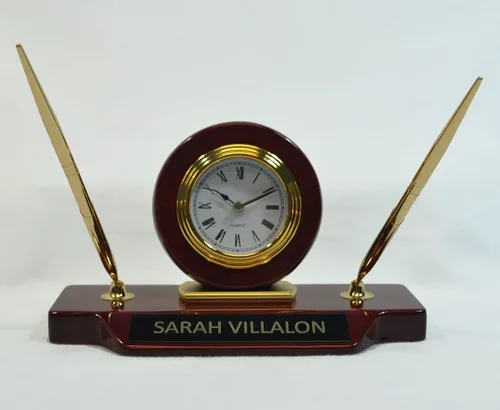 Vista 2 de Reloj de mesa con acabado de piano sobre base con 2 bolígrafos, 9 x 4 3/4 pulgadas