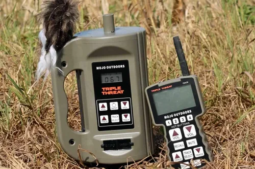 Vista 3 de MOJO Outdoors Señuelo de llamadas electrónicas de triple amenaza, sistema de llamadas completo de 3 partes para la caza exitosa de depredadores