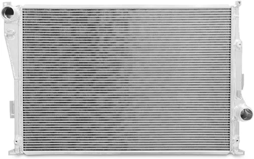 Vista 2 de Mishimoto MMRAD-E46-01 Radiador de aluminio de alto rendimiento compatible con BMW E46 Serie 3 1999-2006, plata