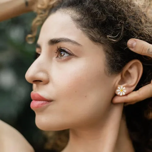 Vista 4 de Aretes de tuerca con diseño de margarita. Bonitos aretes colgantes de crisantemo con diseño de flor de sol para mujer