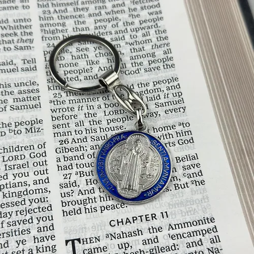 Vista 6 de Catholic Gifts - Llavero de metal con esmalte de San Benito