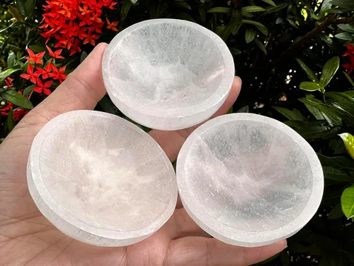 Vista 4 de GAF TREASURES Cuenco de selenita circular de 2.5 pulgadas, cristal de selenita tallado con piedras preciosas, cuenco de meditación, cuenco de reiki