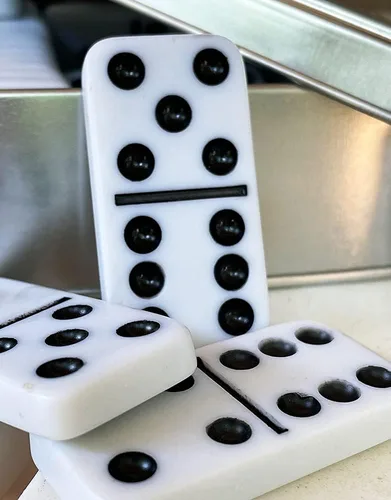 Vista 6 de ACE Double Six Dominoes en estuche de lata, color blanco