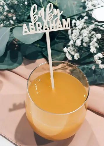 Vista 2 de The Cotton & Canvas Co. Agitador personalizado con nombre de bebé, bonitos palos de cóctel para fiesta, palitos de Swizzle personalizados, recuerdos