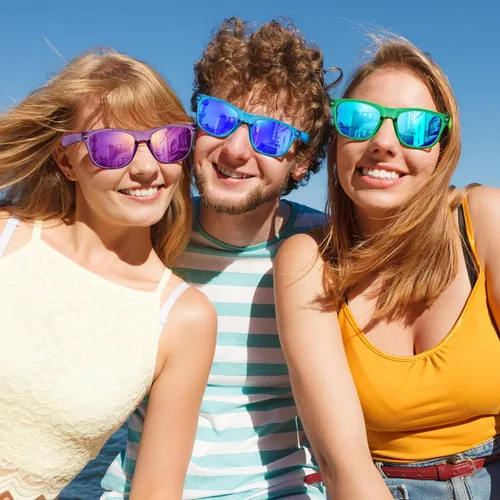 Vista 2 de Paquete de 1224 gafas de sol espejadas coloridas con marco transparente de neón retro de los años 80 y 90 a granel para hombres y mujeres