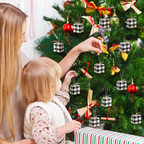 Vista 4 de Chivao 24 piezas de adornos para árbol de Navidad, mini regalos para manualidades, adornos en miniatura con cuadros de búfalo, adornos colgantes