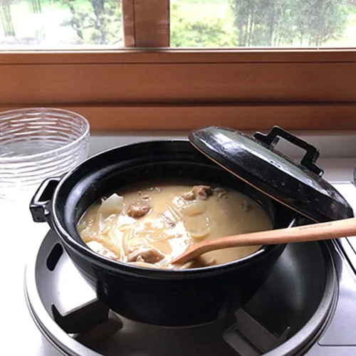 Vista 4 de Olla de arcilla japonesa Donabe, 67.6 fl oz, para 3-4 personas, mango cuadrado, negro