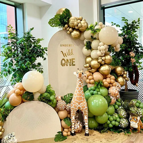 Vista 3 de Kit de arco de guirnalda de globos de selva safari para decoración de fiesta de cumpleaños Wild One, 157 globos verde salvia marrón con globos