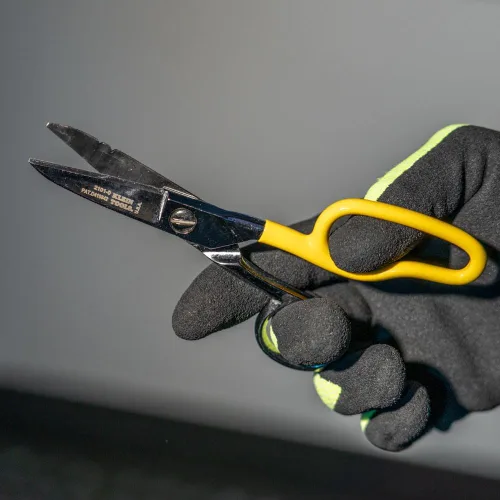 Vista 4 de Kit de empalmador de cables Klein Tools 46039 con empalmador, cuchillo para electricistas y tijera de caída libre