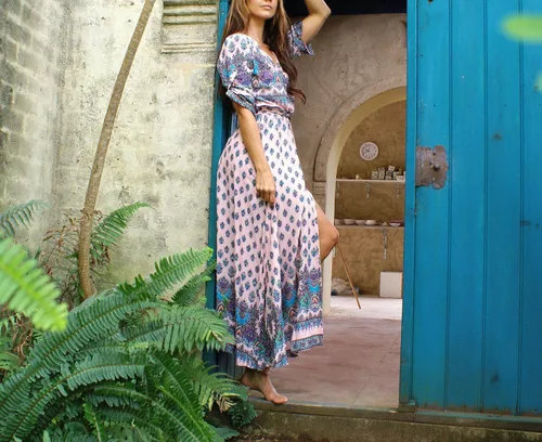 Vista 4 de R.Vivimos - Vestido bohemio a media pierna de verano para mujer con estampado floral, botones, tirantes delgados, cuello en V