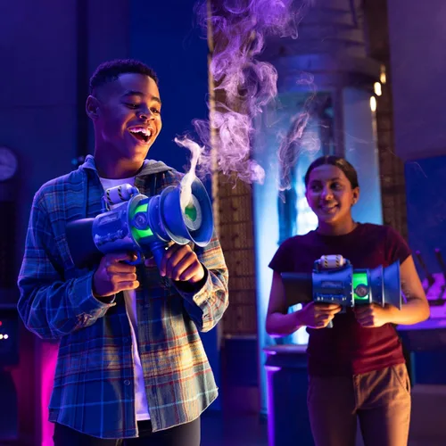 Vista 2 de Minions Illumination's Monsters Fart Blaster Pro con 8 ajustes de olor, dispara anillos apestosos de hasta 6 pies (5.9 ft) de distancia, el juguete