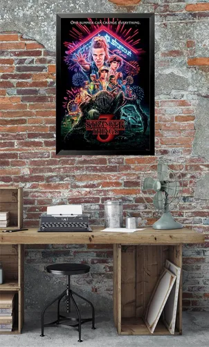 Vista 2 de Buyartforless FRAMED Stranger Things Season 3 - Póster impreso artístico de 36 x 24 pulgadas, multicolor