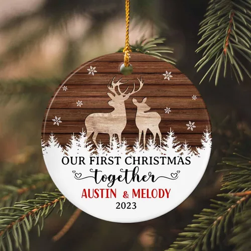 Vista 4 de Adorno de cerámica Our First Christmas Together, adorno de Navidad 2025 personalizado con nombre y fecha, renos para colgar en cerámica, regalo