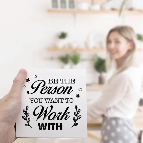 Vista 6 de Letrero de madera con texto en inglés "Be The Person You Want to Work", letrero inspirador para la oficina en casa y la decoración de escritorio