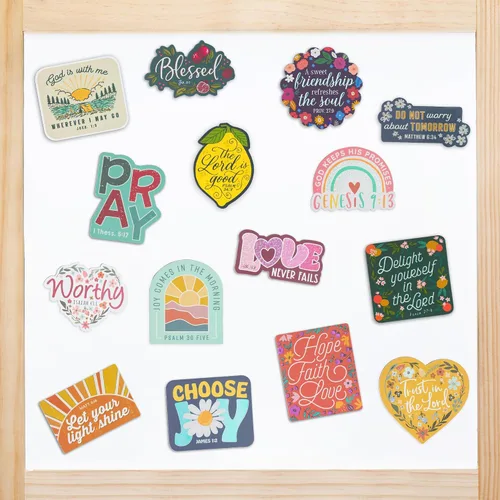 Vista 5 de Christian Art Gifts Imán inspirador de escritura para refrigerador para hombres y mujeres con versículo bíblico: Dios está conmigo, diseño de escena
