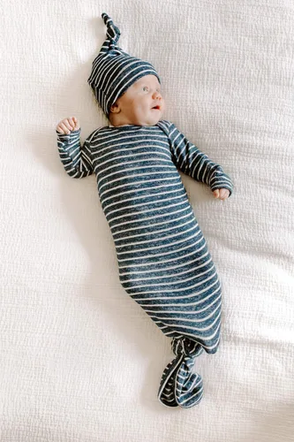 Vista 5 de aden + anais Snuggle - Set de regalo para recién nacido con vestido de bebé anudado, manta para envolver, sombrero infantil y babero bandana, 0-3
