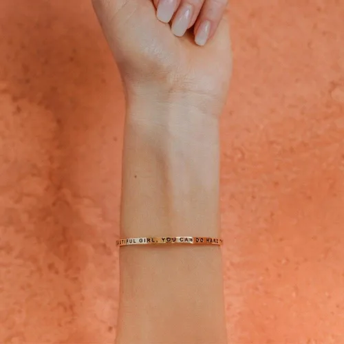 Vista 6 de MantraBand Pulseras Pulsera de mantra ajustable grabada inspiradora Color plateado Regalos para mujeres