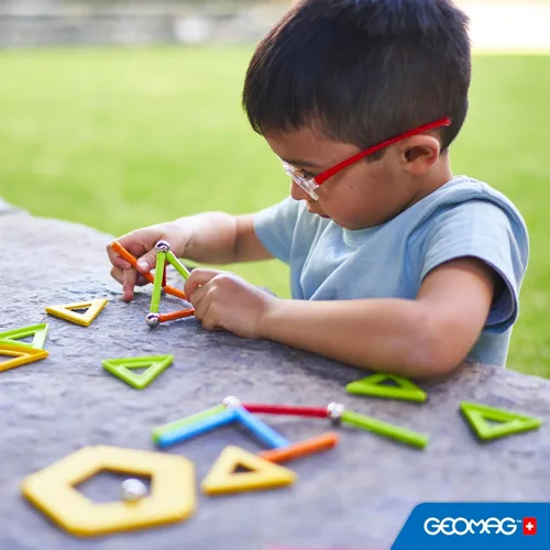 Vista 4 de Geomag Supercolor Juguetes Magnéticos para Niños de 5+ Años, 35 Piezas de Imanes Educativos STEM para Niños - Bloques Magnéticos Hechos en Suiza