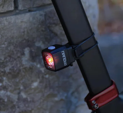 Vista 2 de CATEYE Luz de seguridad nano para bicicleta: IPX4 impermeable diurna visible luz de seguridad LED, 6 modos de luz, USB-C recargable, diseño compacto
