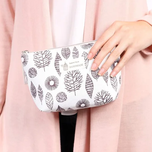 Vista 2 de RIAH FASHION Bolsa portátil de viaje para maquillaje cosmético, organizador de artículos de tocador, bolso de pulsera, floral, a cuadros, corcho