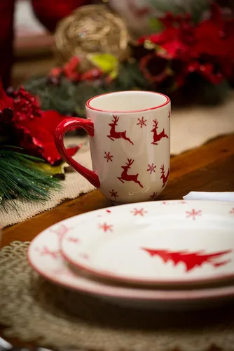Vista 6 de Euro Ceramica Winterfest - Juego de tazas de Navidad de 4 piezas, tazas de gres navideñas estampadas a mano, patrones surtidos rojos y blancos