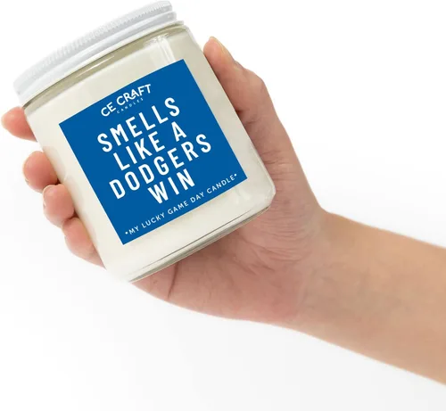 Vista 2 de Huele como una Victoria de los Dodgers Vela – Vela Perfumada Inspirada en LA – Fragancia de Bosques y Pastel de Cumpleaños – Quema de Larga Duración