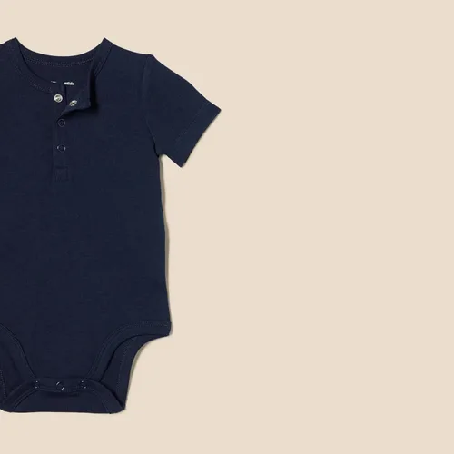 Vista 2 de Tienda Essentials Body unisex Henley para bebés, paquete de 2