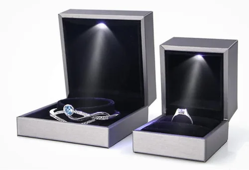 Vista 3 de anso Joyero con luz LED colgante para regalo, pulsera con luz (plata, caja de anillo)