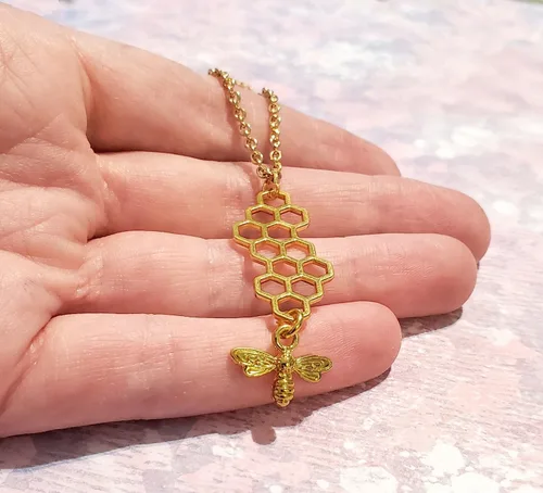 Vista 3 de Bee and Honeycomb Necklace in Gold