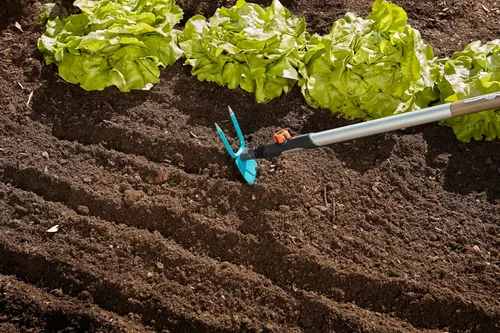 Vista 2 de Gardena combisystem Azada de jardín: Azada con hoja en forma de corazón, 2 púas, 2.8 in de ancho de trabajo, acero fabricado con revestimiento