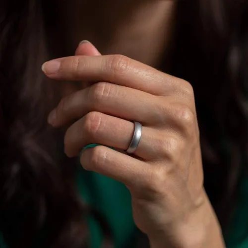 Vista 5 de Enso Rings - Anillo de silicona con elementos finos infundido con elementos preciosos, alianza apilable de boda, anillo de compromiso, 1164 pulgadas