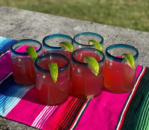 Vista 4 de Dos Sueños Vasos mexicanos soplados a mano, juego de 6 vasos con bordes azul aguamarina (10 onzas cada uno)