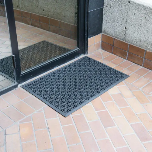 Vista 2 de Rubber-Cal 03-236-DR "DuraScraper Drainage", tapete comercial para entrada de 3/8" de grosor x 24" x 36", color negro.