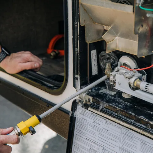 Vista 2 de Camco Limpiador de tanque de calentador de agua para autocaravanas y RV - Mejora la función del calentador de agua al eliminar sedimentos - Se