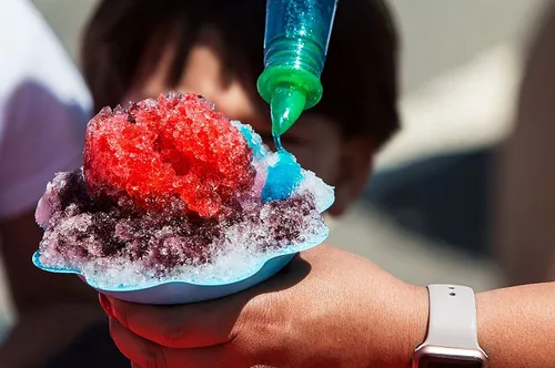 Vista 3 de Concession Essentials - Paquete de 2 unidades de jarabe de cono de nieve de 25 fl oz sabor cereza y frambuesa azul