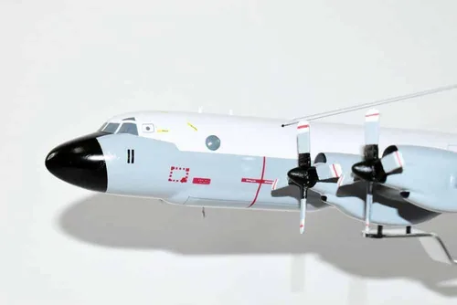 Vista 2 de VP-24 Batmen 1969 Modelo P-3B, modelo a escala de caoba
