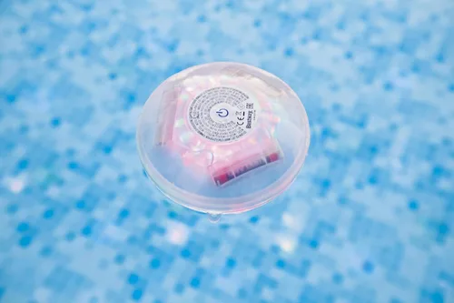 Vista 3 de Accesorio de luz flotante LED Flowclear para piscina Cuenta con 5 modos