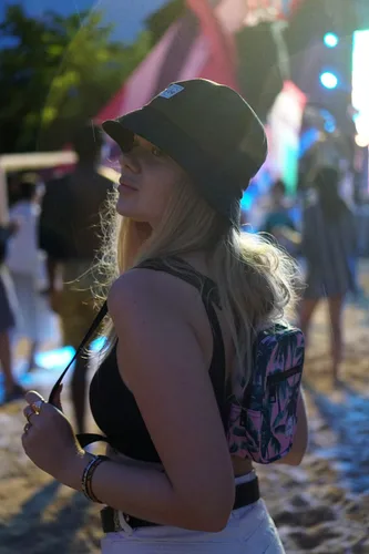 Vista 6 de Vibe Festival Gear Bolso bandolera pequeño para mujeres y hombres, multiuso 5 en 1 de (rPET), bolsa de cinturón de poliéster reciclado, mochila