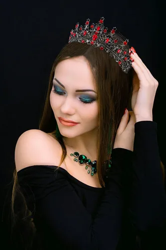 Vista 4 de TOBATOBA Corona de reina de corazones, corona de reina real para mujer, corona roja gótica negra, tiaras de princesa para mujeres y niñas, corona