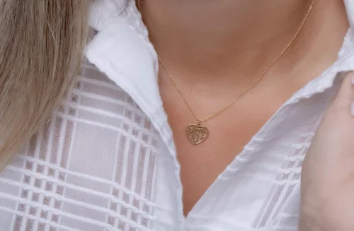 Vista 3 de Collar personalizado unisex con letras perforadas en oro macizo 9K 14K y 18K, corazón con monograma personalizado, collar de letras personalizadas