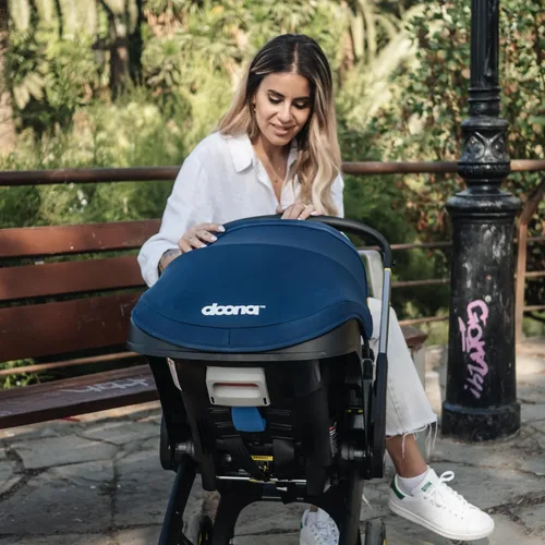 Vista 7 de Doona - Asiento de automóvil y cochecito, Azul profundo - Sistema de viaje todo en uno