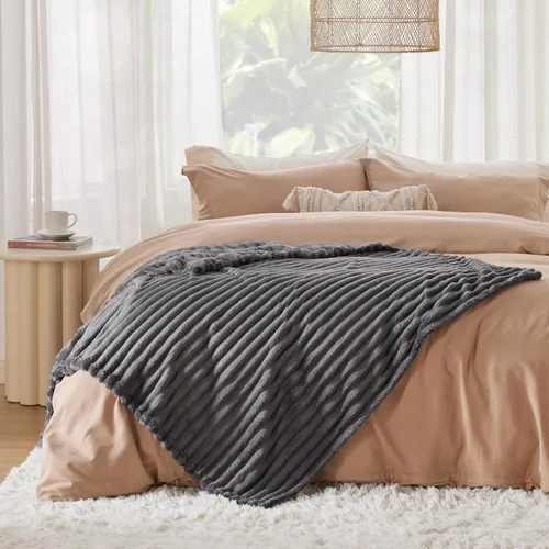 Vista 4 de Bedsure Tamaño de la manta de forro polar (gris oscuro y beige)
