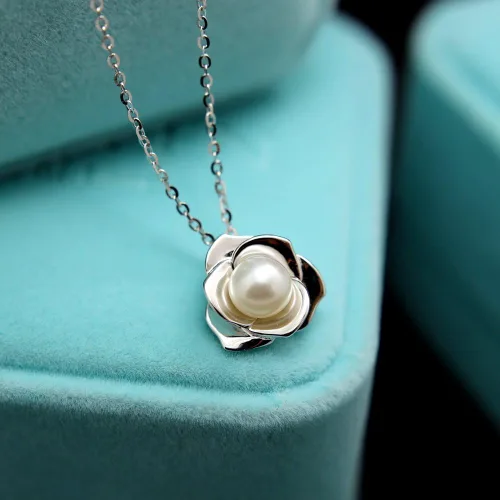 Vista 3 de Aretes de plata de ley 925 de alto pulido con perla natural de agua dulce de 0.276in, Base chapada en plata Base chapada en oro, nácar