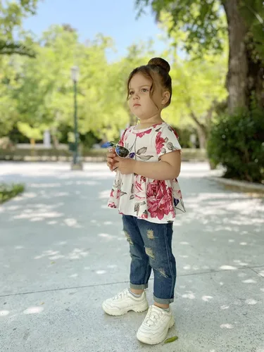 Vista 2 de SANMIO Conjunto de ropa para niña, lindo conjunto de camiseta floral de manga con volantes y pantalones de mezclilla rasgados