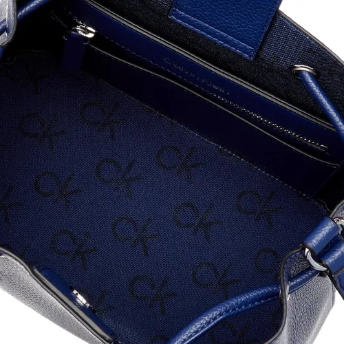 Vista 7 de Calvin Klein - Bolsa Gabrianna al hombro para mujer